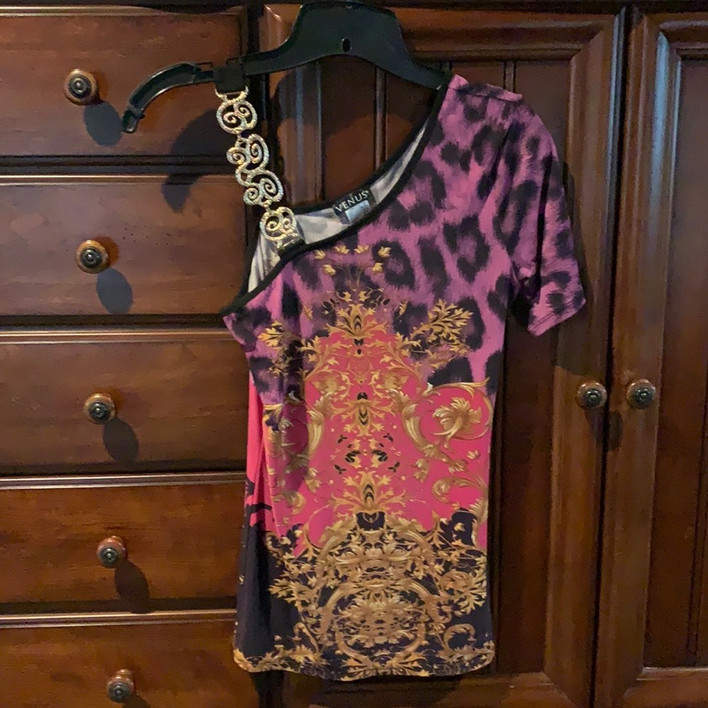 Venus ..Gorgeous off the shoulder one sleeve soft beautiful (never worn )top🌸🌸